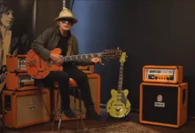 klatka pochodzi z klipu „Tom Petersson Talks AD200” dostępnego na kanale Orange Amps w serwisie YouTube (https://youtu.be/mZ_dpoP2RZo)