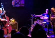 Trio Gilad Atzmon (saksofon, klarnet), Piotr Lemańczyk (kontrabas) i Adam Golicki (perkusja) podczas koncertu w Teatrze BOTO w Sopocie – mistrzowska współpraca i interpretacja standardów oraz autorskich kompozycji.