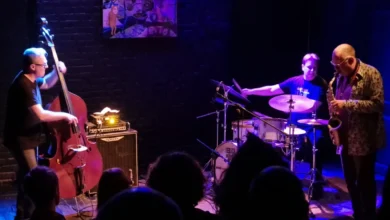 Trio Gilad Atzmon (saksofon, klarnet), Piotr Lemańczyk (kontrabas) i Adam Golicki (perkusja) podczas koncertu w Teatrze BOTO w Sopocie – mistrzowska współpraca i interpretacja standardów oraz autorskich kompozycji.