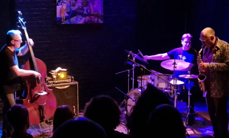 Trio Gilad Atzmon (saksofon, klarnet), Piotr Lemańczyk (kontrabas) i Adam Golicki (perkusja) podczas koncertu w Teatrze BOTO w Sopocie – mistrzowska współpraca i interpretacja standardów oraz autorskich kompozycji.